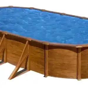piscina-gre-atlantis-ovalada-acero-chapa-blanca-2 | PisciManía Oval above-ground wooden-frame pool filled with blue water, supported by angled braces and legs.