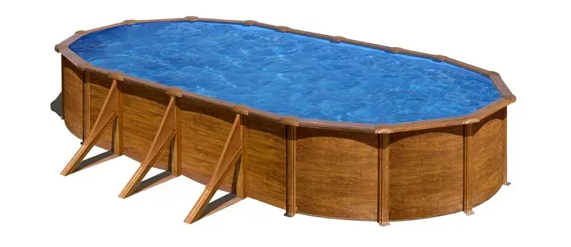 piscina-gre-atlantis-ovalada-acero-chapa-blanca-2 | PisciManía Oval above-ground wooden-frame pool filled with blue water, supported by angled braces and legs.