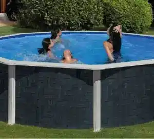 piscina-san-marina-fidji-ovalada-acero-chapa-blanca-3 | PisciManía Above-ground backyard pool with four people splashing and playing in the water, on a green lawn with hedges in the background.