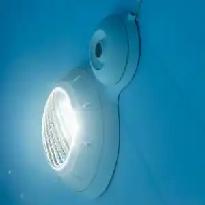plpb14-2 | PisciManía Round pool light mounted on a blue wall, emitting a bright white LED glow