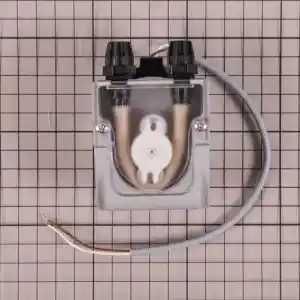 clorador-salino-gre-swc-conectado-todo-en-uno-ph-1 | PisciManía Small gray plastic valve/solenoid assembly with a clear cover, two black adjustment knobs, exposed copper tubes inside, on a grid background.